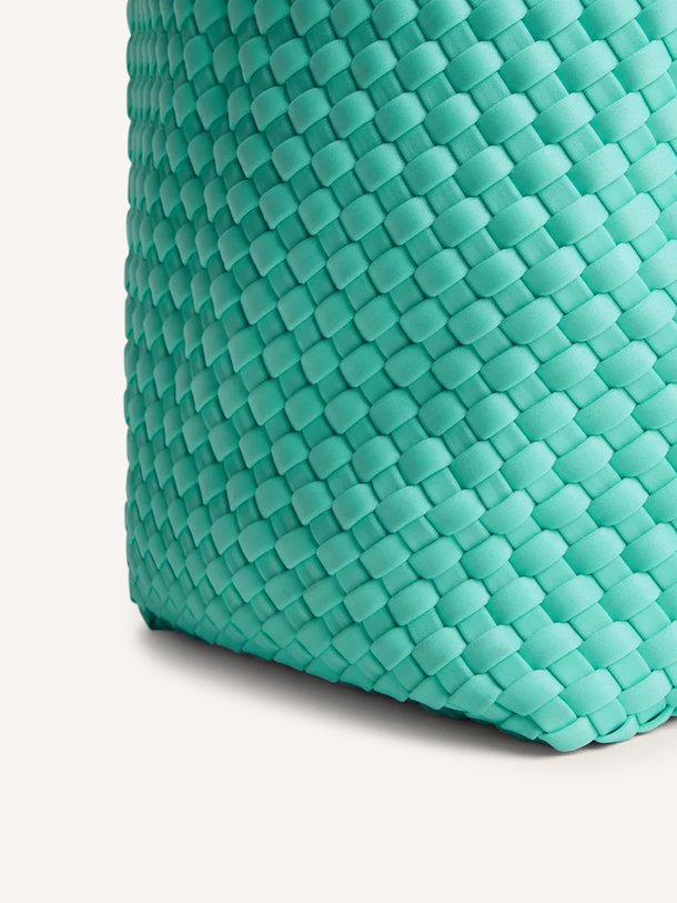 Ontdek de Gevlochten handtas large van Marrea in de kleur Turquoise bij Orangebag. Op werkdagen voor 21:45 besteld, morgen in huis.