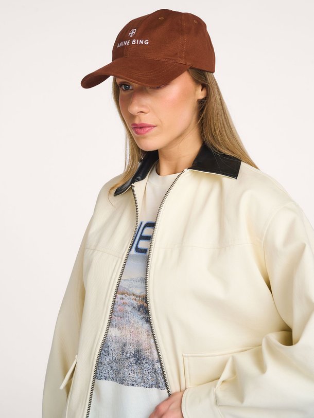 Ontdek de Jeremy katoenen logo pet van Anine Bing in de kleur Bruin bij Orangebag. Op werkdagen voor 21:45 besteld, morgen in huis.