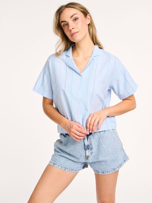 Ontdek de Jake katoenen gestreepte blouse van By-Bar in de kleur lichtblauw bij Orangebag. Op werkdagen voor 21:45 besteld, morgen in huis.