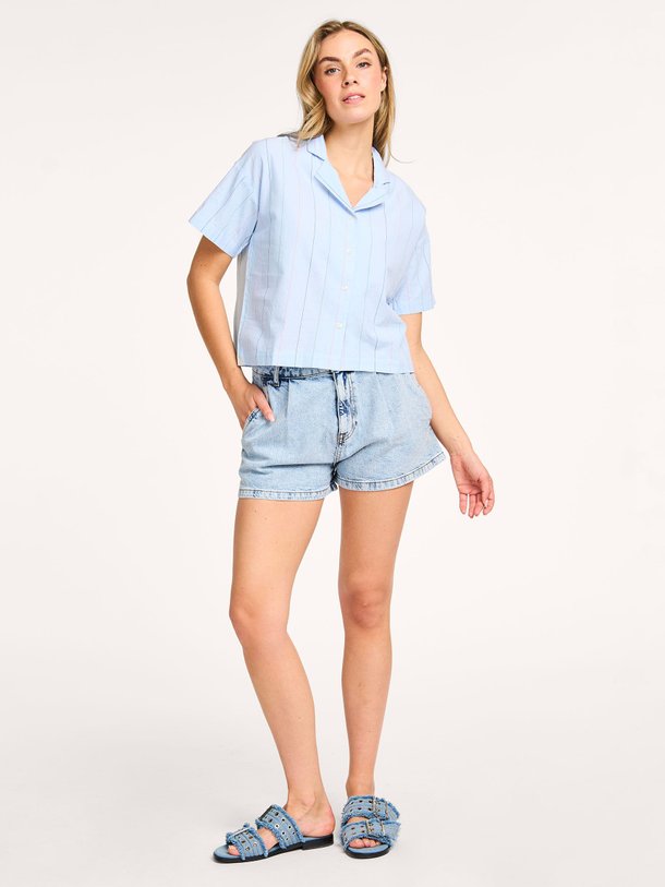 Ontdek de Jake katoenen gestreepte blouse van By-Bar in de kleur lichtblauw bij Orangebag. Op werkdagen voor 21:45 besteld, morgen in huis.