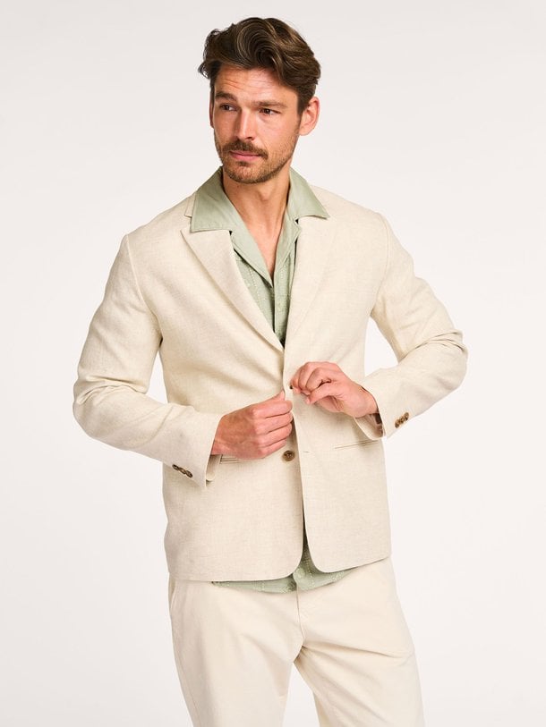 Ontdek de Timo linnen blazer van NN.07 in de kleur zand bij Orangebag. Op werkdagen voor 21:45 besteld, morgen in huis.