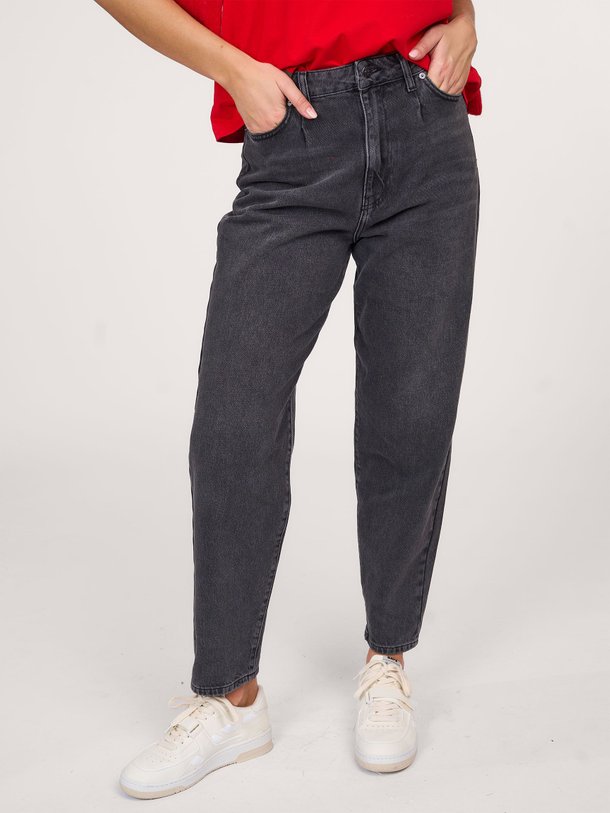 Ontdek de Vika Pleat high waist straight fit jeans van Co'Couture in de kleur zwart bij Orangebag. Op werkdagen voor 21:45 besteld, morgen in huis.