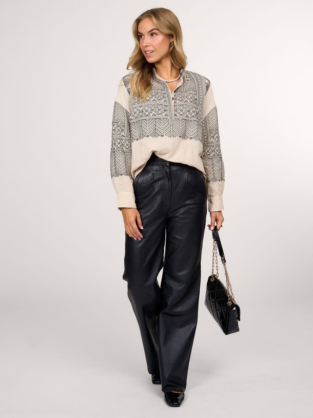 Ontdek de Svetlana katoenen top met borduursel van Antik Batik in de kleur crème bij Orangebag. Op werkdagen voor 21:45 besteld, morgen in huis.