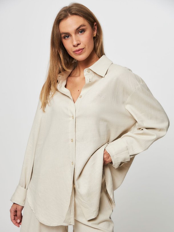 Ontdek de Liza linnen/viscosemix blouse van Gestuz in de kleur zand bij Orangebag. Op werkdagen voor 21:45 besteld, morgen in huis.