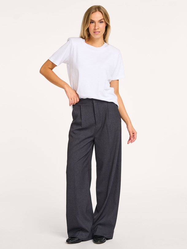 Ontdek de Tailor viscosemix wide leg pantalon van Copenhagen Muse in de kleur donkergrijs bij Orangebag. Op werkdagen voor 21:45 besteld, morgen in huis.