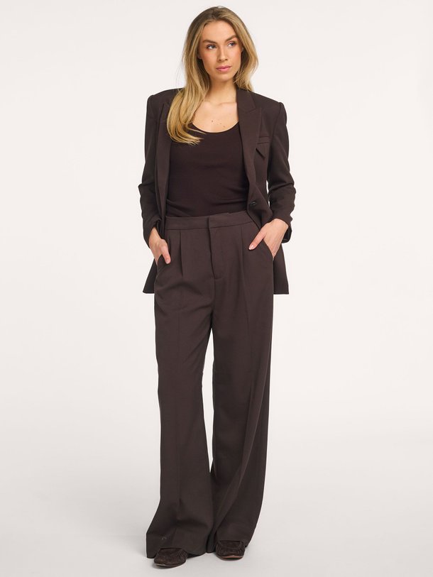 Ontdek de Tailor viscosemix wide leg pantalon van Copenhagen Muse in de kleur Donkerbruin bij Orangebag. Op werkdagen voor 21:45 besteld, morgen in huis.