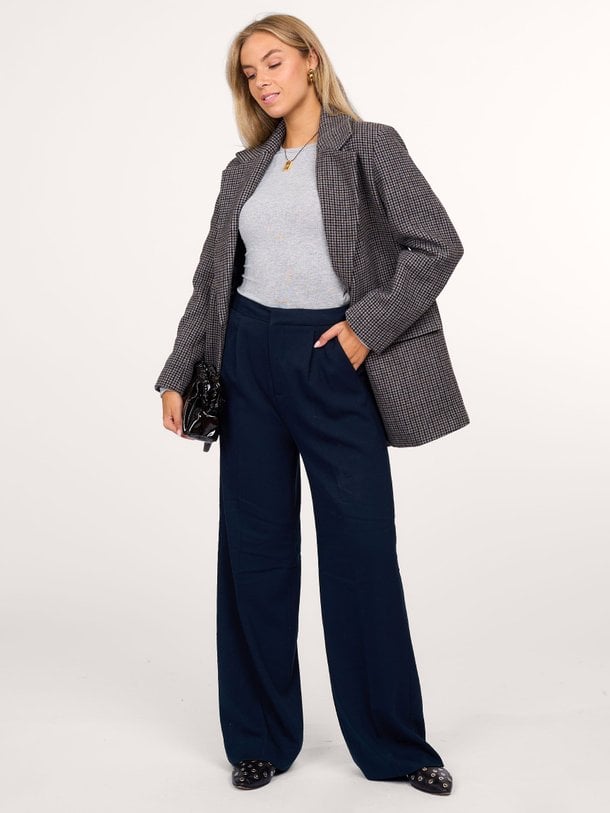 Ontdek de Tailor viscosemix wide leg pantalon van Copenhagen Muse in de kleur donkerblauw bij Orangebag. Op werkdagen voor 21:45 besteld, morgen in huis.