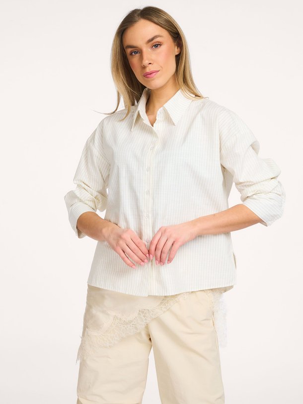 Ontdek de Lennie katoenmix gestreepte blouse van My Essential Wardrobe in de kleur Off-white bij Orangebag. Op werkdagen voor 21:45 besteld, morgen in huis.