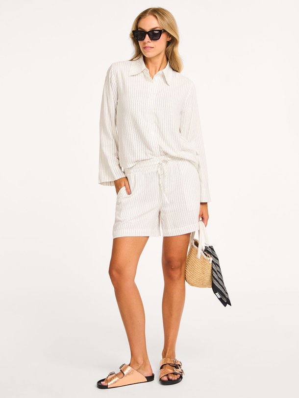 Ontdek de Jannie viscose/linnenmix gestreepte short van My Essential Wardrobe in de kleur wit bij Orangebag. Op werkdagen voor 21:45 besteld, morgen in huis.