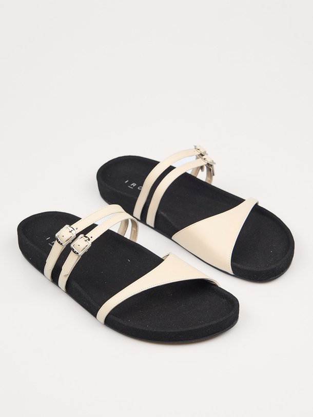 Ontdek de Biyou lederen slippers van Iro in de kleur zand bij Orangebag. Op werkdagen voor 21:45 besteld, morgen in huis.