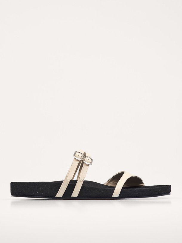 Ontdek de Biyou lederen slippers van Iro in de kleur zand bij Orangebag. Op werkdagen voor 21:45 besteld, morgen in huis.