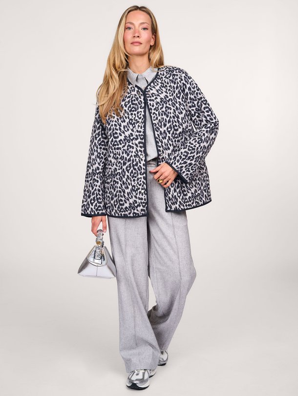 Ontdek de Lily geweven leopard jack van Lollys Laundry in de kleur grijs bij Orangebag. Op werkdagen voor 21:45 besteld, morgen in huis.