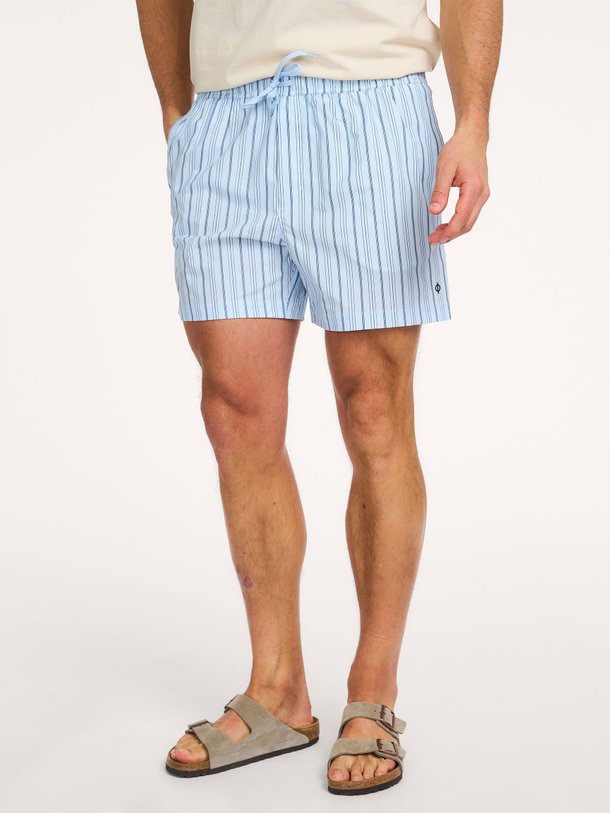 Ontdek de Moses geweven gestreepte zwembroek van Samsoe Samsoe in de kleur Lichtblauw bij Orangebag. Op werkdagen voor 21:45 besteld, morgen in huis.