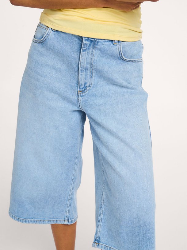 Ontdek de Vito mid waist loose fit long short van Modstrom in de kleur Blauw bij Orangebag. Op werkdagen voor 21:45 besteld, morgen in huis.