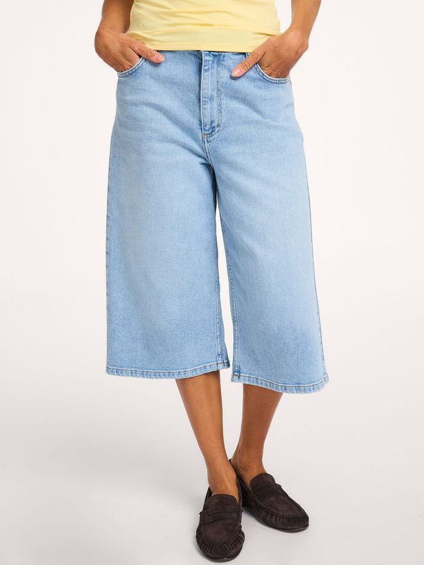 Ontdek de Vito mid waist loose fit long short van Modstrom in de kleur Blauw bij Orangebag. Op werkdagen voor 21:45 besteld, morgen in huis.