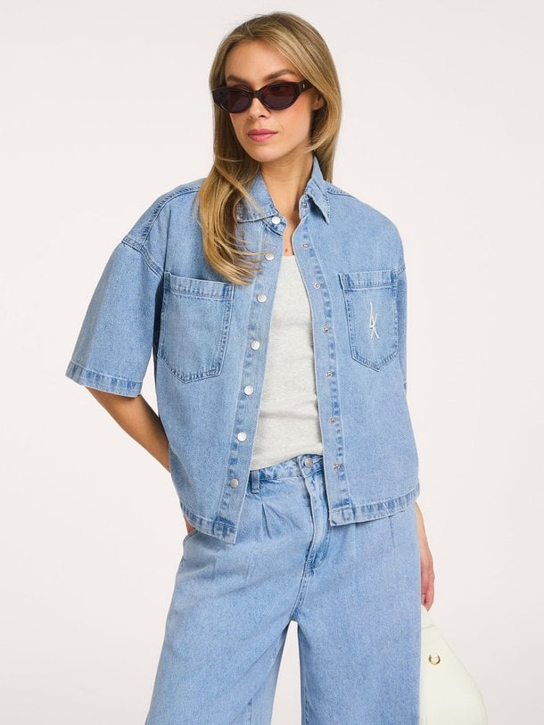 Ontdek de Denim blouse van Alix The Label in de kleur Blauw bij Orangebag. Op werkdagen voor 21:45 besteld, morgen in huis.