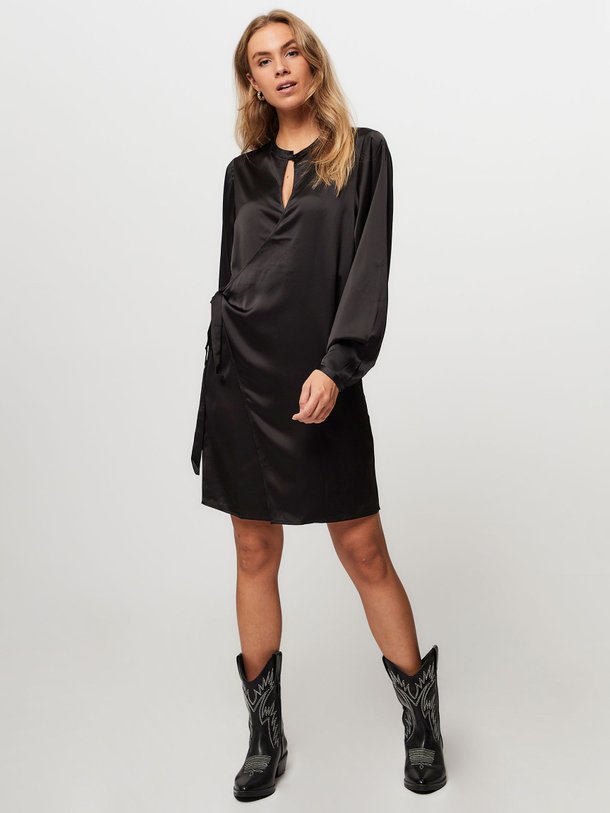 Ontdek de Gaia geweven overslagjurk van Another-Label in de kleur zwart bij Orangebag. Op werkdagen voor 21:45 besteld, morgen in huis.