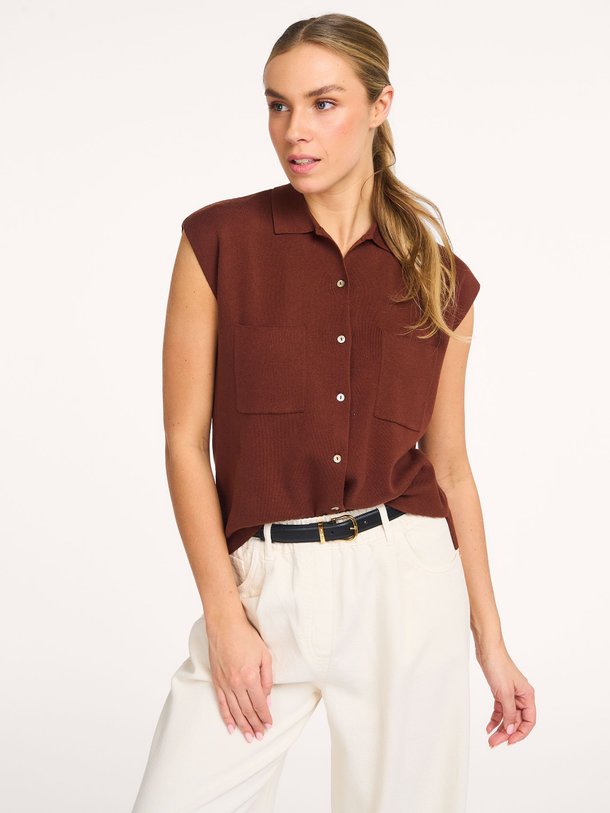 Ontdek de Pam katoenmix vest van Knit-ted in de kleur Bruin bij Orangebag. Op werkdagen voor 21:45 besteld, morgen in huis.