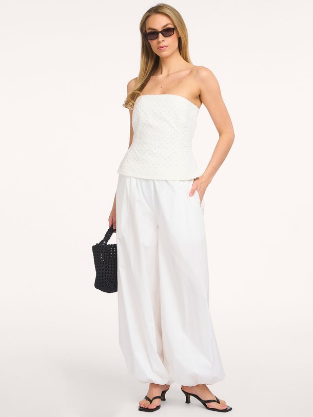 Ontdek de Imira katoenen balloon broek van Sofie Schnoor in de kleur Wit bij Orangebag. Op werkdagen voor 21:45 besteld, morgen in huis.