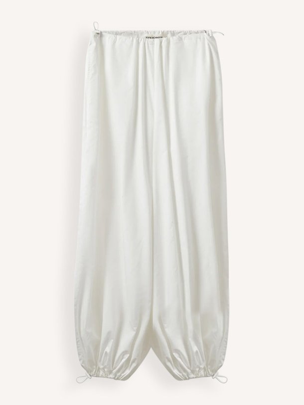 Ontdek de Imira katoenen balloon broek van Sofie Schnoor in de kleur Wit bij Orangebag. Op werkdagen voor 21:45 besteld, morgen in huis.