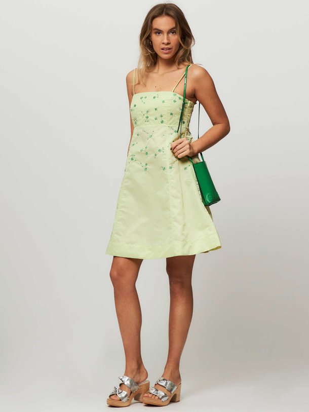 Ontdek de Geweven jurk met borduursel van Ganni in de kleur lichtgroen bij Orangebag. Op werkdagen voor 21:45 besteld, morgen in huis.