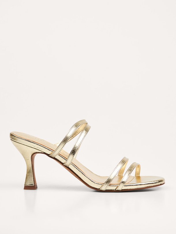 Ontdek de Weekend lederen metallic muiltjes van Toral in de kleur Goudkleur bij Orangebag. Op werkdagen voor 21:45 besteld, morgen in huis.