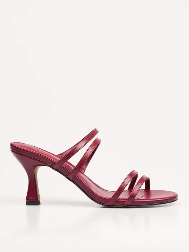 Ontdek de Weekend lederen muiltjes van Toral in de kleur Bordeauxrood bij Orangebag. Op werkdagen voor 21:45 besteld, morgen in huis.