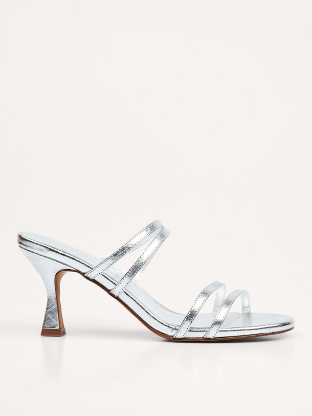 Ontdek de Weekend lederen metallic muiltjes van Toral in de kleur Zilverkleur bij Orangebag. Op werkdagen voor 21:45 besteld, morgen in huis.