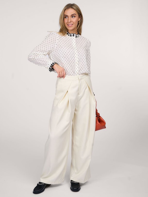 Ontdek de River katoenmix blouse met dessin van Lollys Laundry in de kleur crème bij Orangebag. Op werkdagen voor 21:45 besteld, morgen in huis.