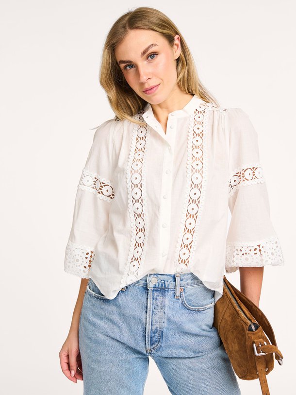 Ontdek de June katoenen broderie blouse van Lollys Laundry in de kleur wit bij Orangebag. Op werkdagen voor 21:45 besteld, morgen in huis.