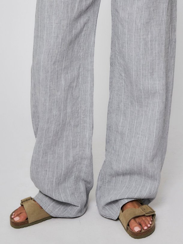 Ontdek de Arizona suède big buckle slippers van Birkenstock in de kleur kaki bij Orangebag. Op werkdagen voor 21:45 besteld, morgen in huis.