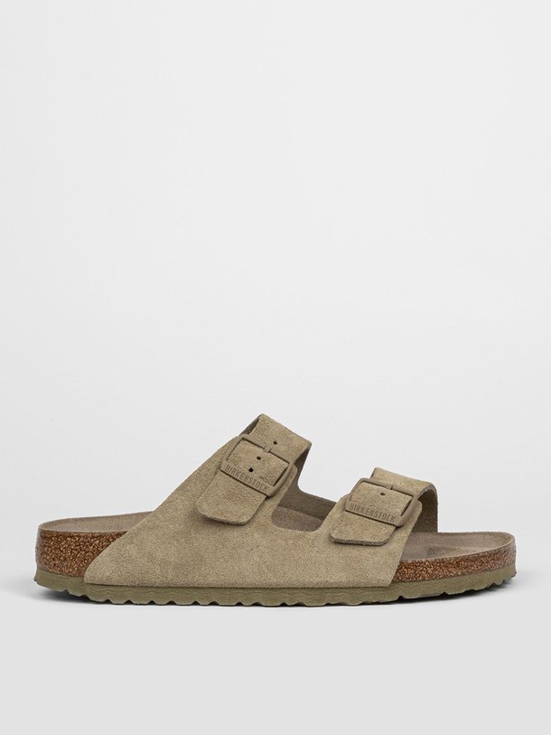 Ontdek de Arizona suède big buckle slippers van Birkenstock in de kleur kaki bij Orangebag. Op werkdagen voor 21:45 besteld, morgen in huis.
