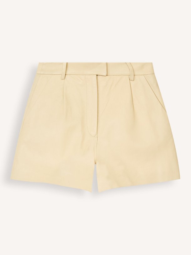 Ontdek de Sofie lederen short van Studio AR in de kleur Geel bij Orangebag. Op werkdagen voor 21:45 besteld, morgen in huis.