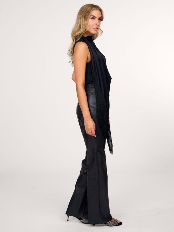 Ontdek de Django viscosemix top met franjes van Vanessa Bruno in de kleur zwart bij Orangebag. Op werkdagen voor 21:45 besteld, morgen in huis.
