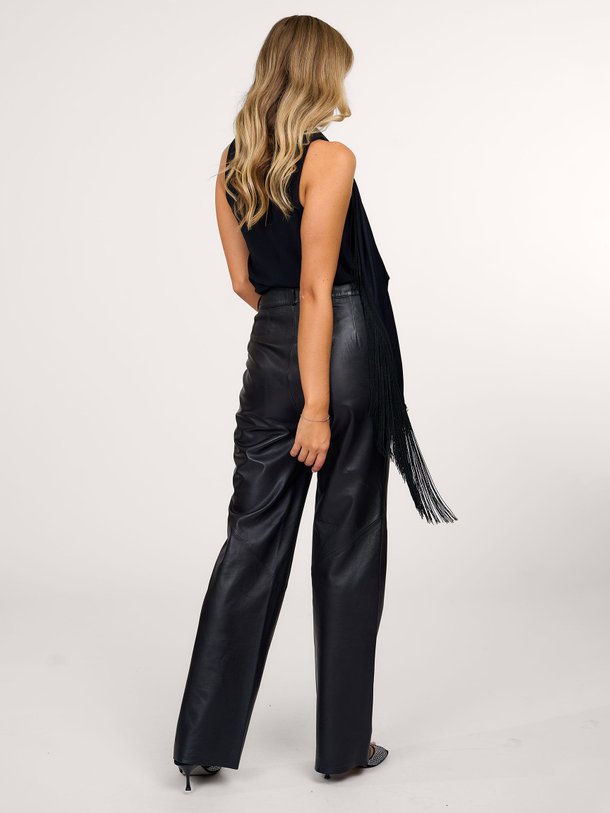 Ontdek de Django viscosemix top met franjes van Vanessa Bruno in de kleur zwart bij Orangebag. Op werkdagen voor 21:45 besteld, morgen in huis.