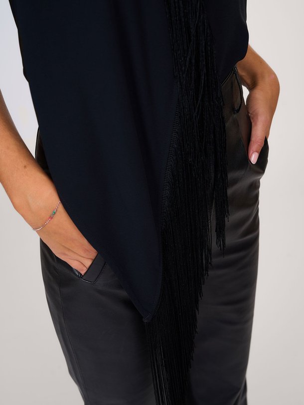 Ontdek de Django viscosemix top met franjes van Vanessa Bruno in de kleur zwart bij Orangebag. Op werkdagen voor 21:45 besteld, morgen in huis.