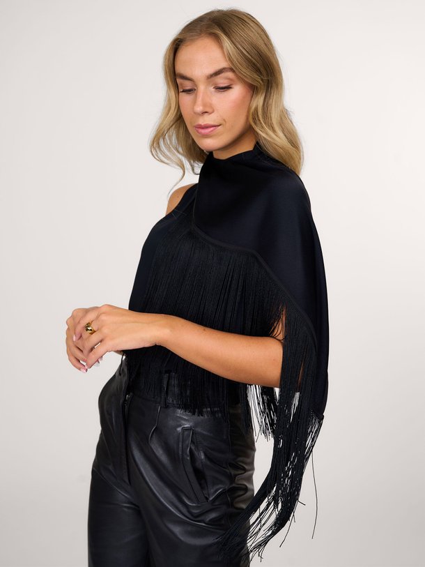 Ontdek de Django viscosemix top met franjes van Vanessa Bruno in de kleur zwart bij Orangebag. Op werkdagen voor 21:45 besteld, morgen in huis.