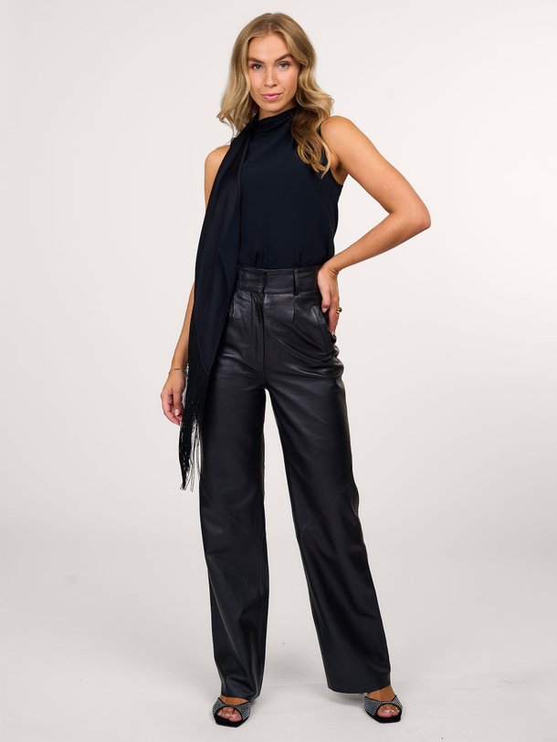 Ontdek de Django viscosemix top met franjes van Vanessa Bruno in de kleur zwart bij Orangebag. Op werkdagen voor 21:45 besteld, morgen in huis.