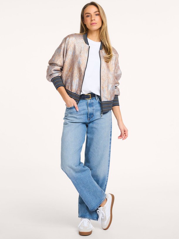 Ontdek de Geweven jacquard bomberjack van Summum in de kleur Lichtblauw bij Orangebag. Op werkdagen voor 21:45 besteld, morgen in huis.