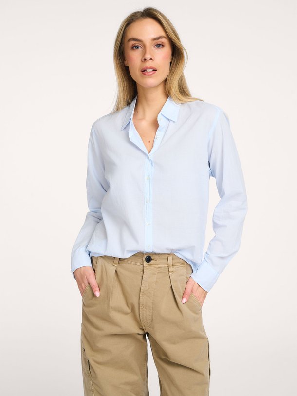 Ontdek de Beau katoenen blouse van Xirena in de kleur Lichtblauw bij Orangebag. Op werkdagen voor 21:45 besteld, morgen in huis.