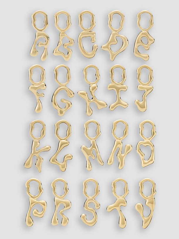 Ontdek de Fluent vergulde initialen hanger van Maria Black in de kleur goudkleur bij Orangebag. Op werkdagen voor 21:45 besteld, morgen in huis.