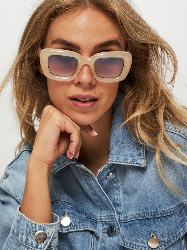 Ontdek de Vita zonnebril met vierkante glazen van Komono in de kleur crème bij Orangebag. Op werkdagen voor 21:45 besteld, morgen in huis.