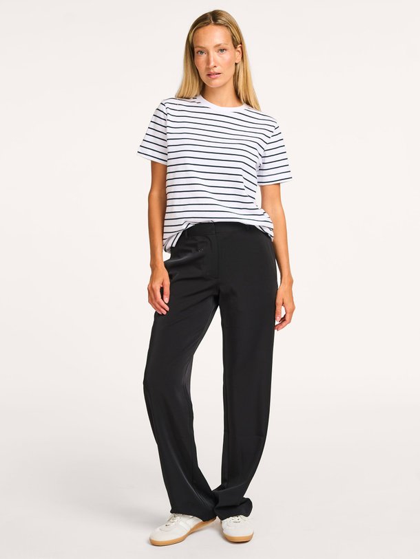 Ontdek de Sahoys geweven straight fit broek van Samsoe Samsoe in de kleur zwart bij Orangebag. Op werkdagen voor 21:45 besteld, morgen in huis.