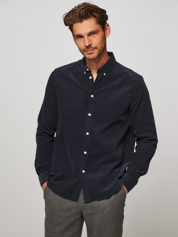 Ontdek de Liam organic cotton ribcord overhemd van Samsoe Samsoe in de kleur donkerblauw bij Orangebag. Op werkdagen voor 21:45 besteld, morgen in huis.