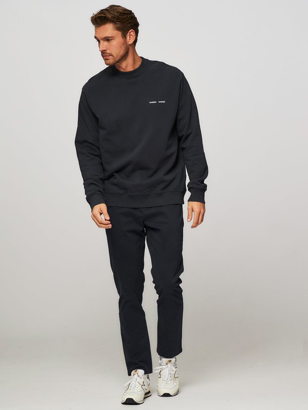 Ontdek de Frankie katoen/viscosemix chino van Samsoe Samsoe in de kleur donkerblauw bij Orangebag. Op werkdagen voor 21:45 besteld, morgen in huis.