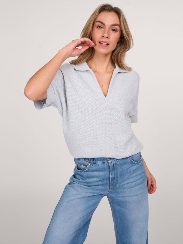 Ontdek de Manuela katoenen polo top met structuur van Sea Me Happy in de kleur lichtgrijs bij Orangebag. Op werkdagen voor 21:45 besteld, morgen in huis.