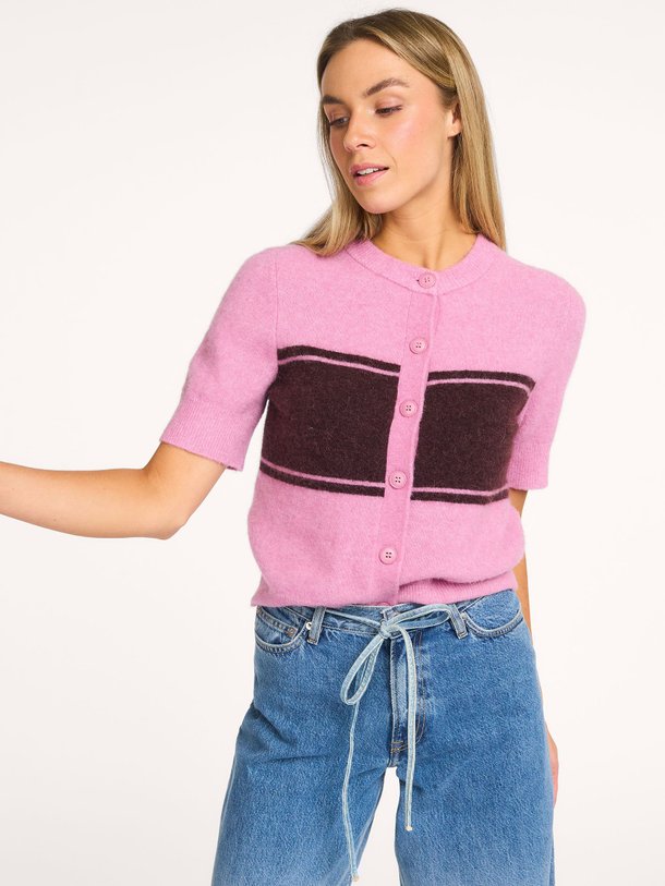 Ontdek de Sanoura merino wolmix vest van Samsoe Samsoe in de kleur Roze bij Orangebag. Op werkdagen voor 21:45 besteld, morgen in huis.