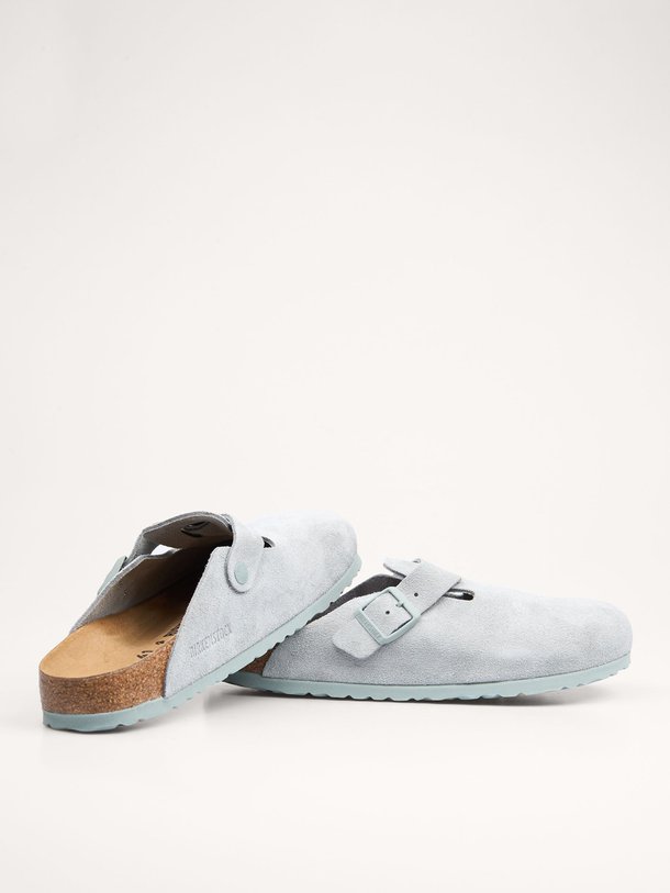 Ontdek de Boston suède instappers van Birkenstock in de kleur lichtgrijs bij Orangebag. Op werkdagen voor 21:45 besteld, morgen in huis.