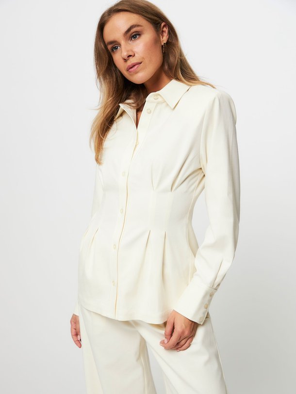 Ontdek de Waisa viscosemix blouse van Gestuz in de kleur ecru bij Orangebag. Op werkdagen voor 21:45 besteld, morgen in huis.