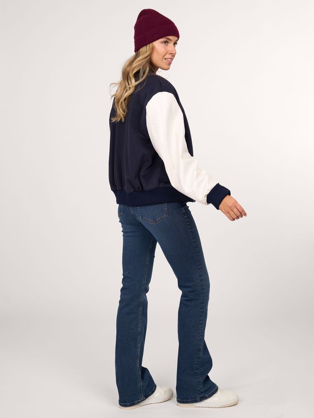 Ontdek de xBarbie wolmix bomberjack van Roseanna in de kleur donkerblauw bij Orangebag. Op werkdagen voor 21:45 besteld, morgen in huis.